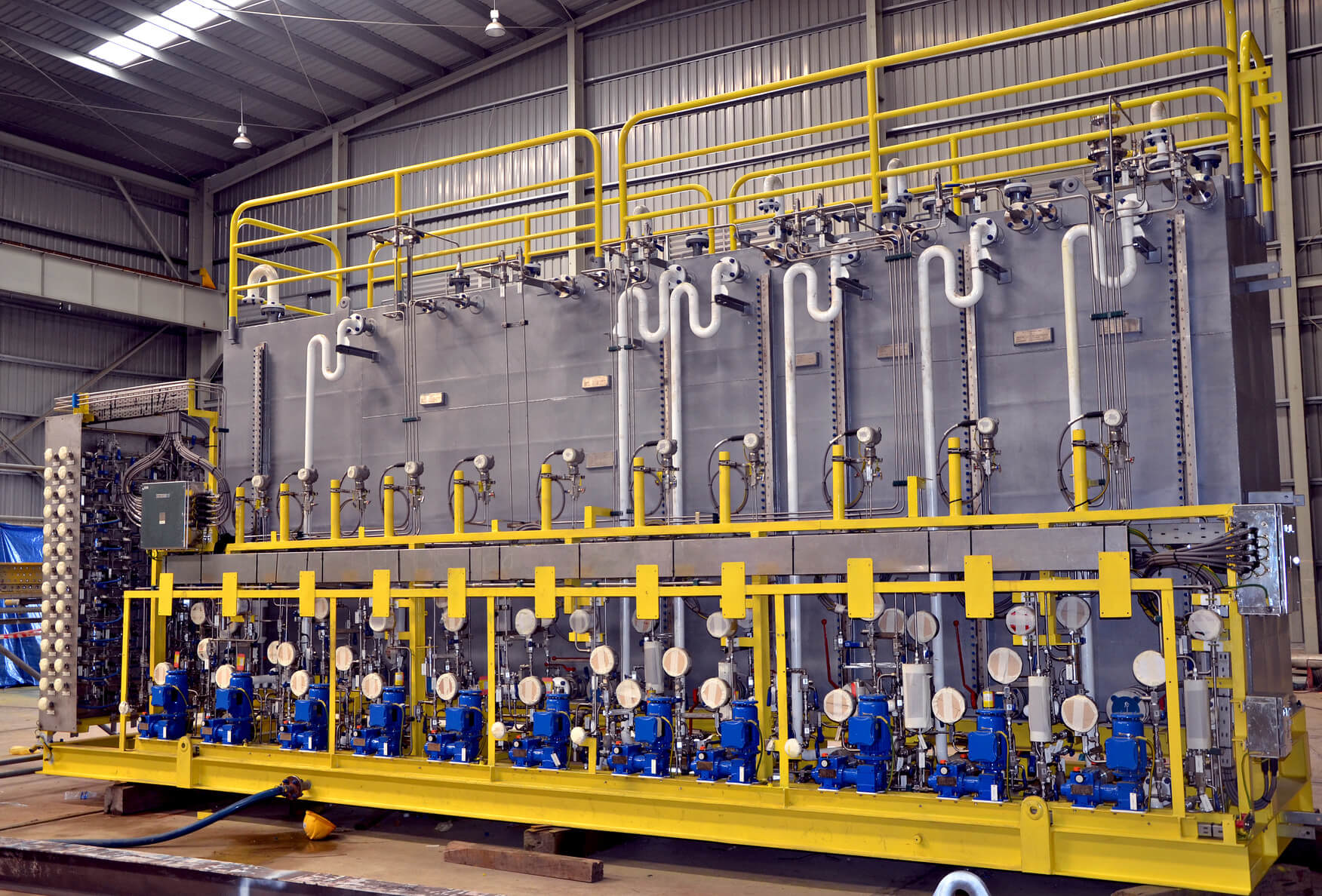 Kinh doanh vật tư, thiết bị dầu khí và cho thuê máy móc, thiết bị công trình