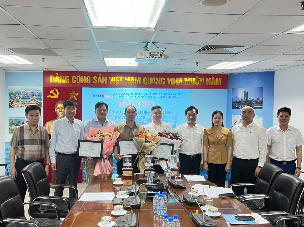 PETROCONs vinh danh 3 tập thể điển hình tiên tiến trong phong trào thi đua giai đoạn 2020-2025
