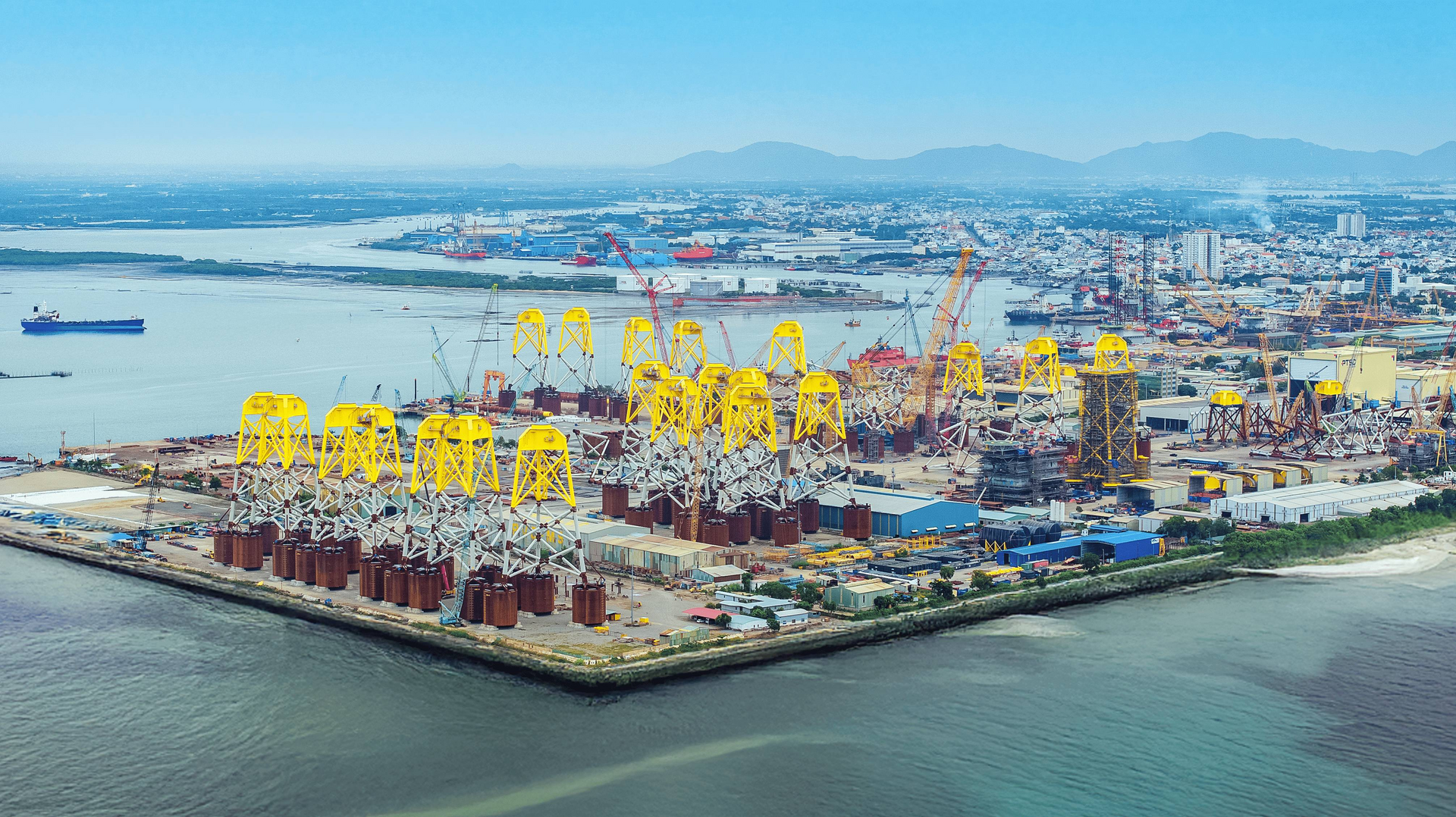 PTSC Bàn giao 33 chân đế điện gió ngoài khơi CHW2204