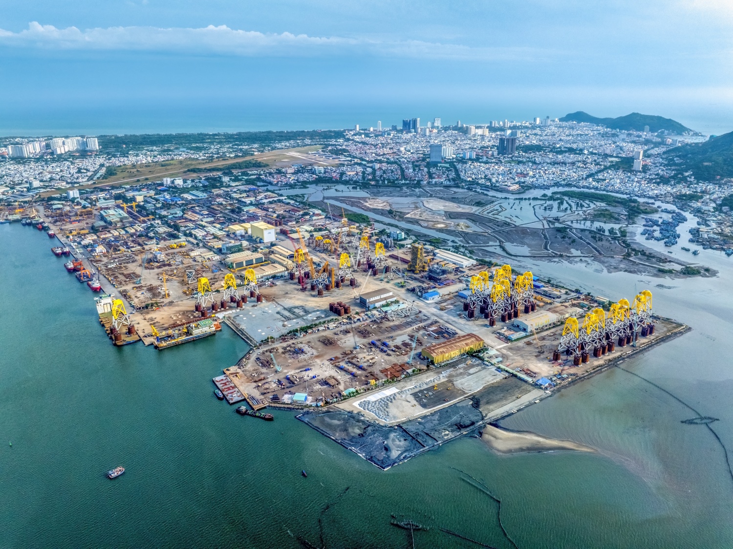 Petrovietnam đổi tên sau 50 năm, mở đầu chiến lược xanh hóa ngành năng lượng, hướng tới mục tiêu phát thải ròng bằng 0 vào năm 2050.